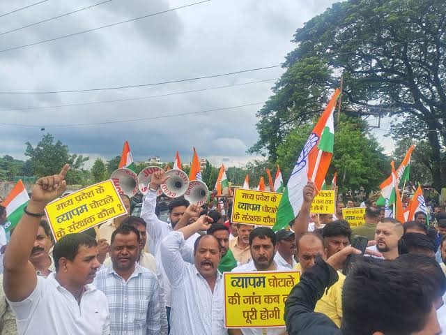 JPSC अनियमितताओं को लेकर कांग्रेस-BJP आमने-सामने, रांची में प्रदर्शन के दौरान हंगामा