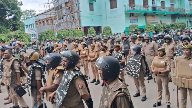 वाराणसी में तनावपूर्ण माहौल, BHU और काशी विद्यापीठ के बाहर भारी पुलिस बल तैनात