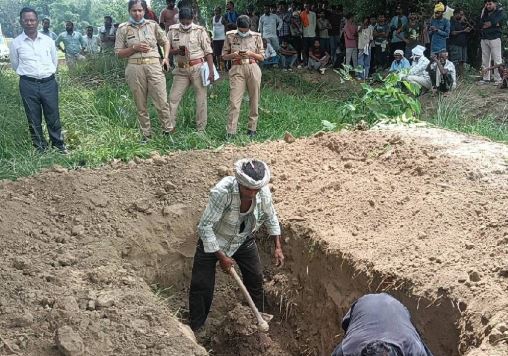अंबेडकरनगर में कब्र खोदकर निकाला महिला का शव, पति के जहरीला पदार्थ खाने से बढ़ा सस्पेंस